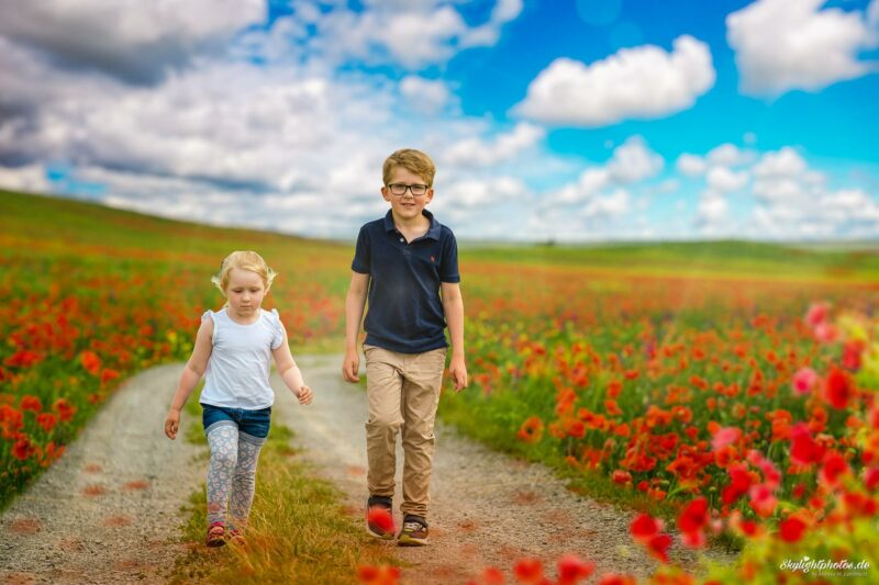 Familie im Mohnfeld