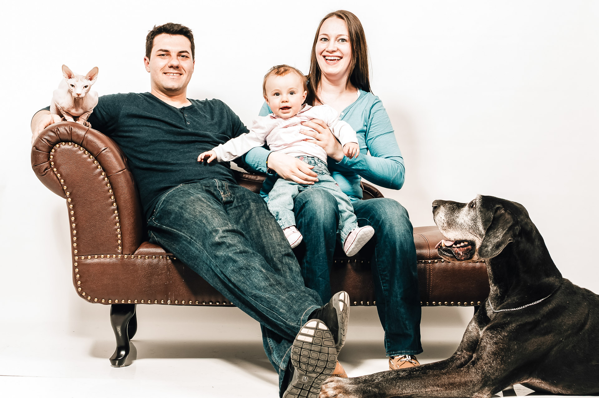 Familie mit Hund und Katze